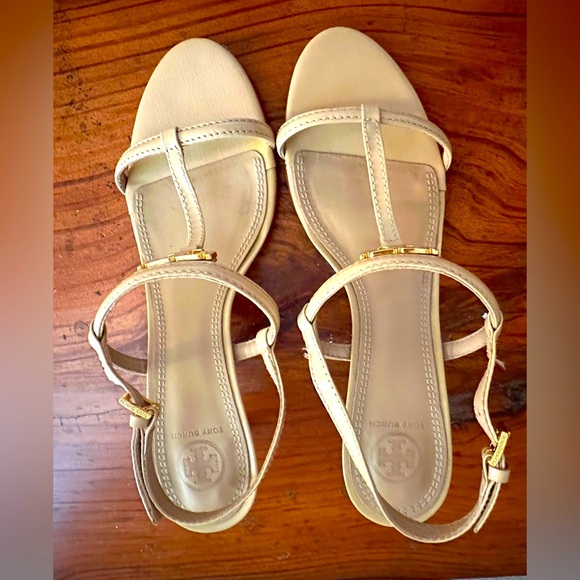 Tory Burch Patent Saffiano nude (Camellia Pink) gold logo sandals women’s 9.5 - Picture 3 of 12